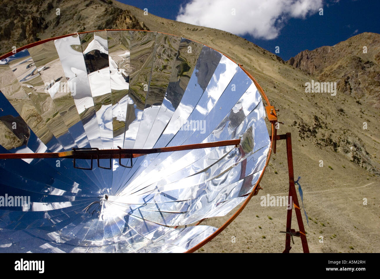 Un réflecteur parabolique dans un village dans la région himalayenne du Ladakh. Banque D'Images