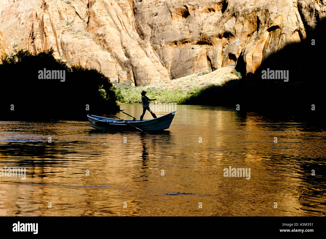 Femme d'un bateau de pêche à la mouche Banque D'Images