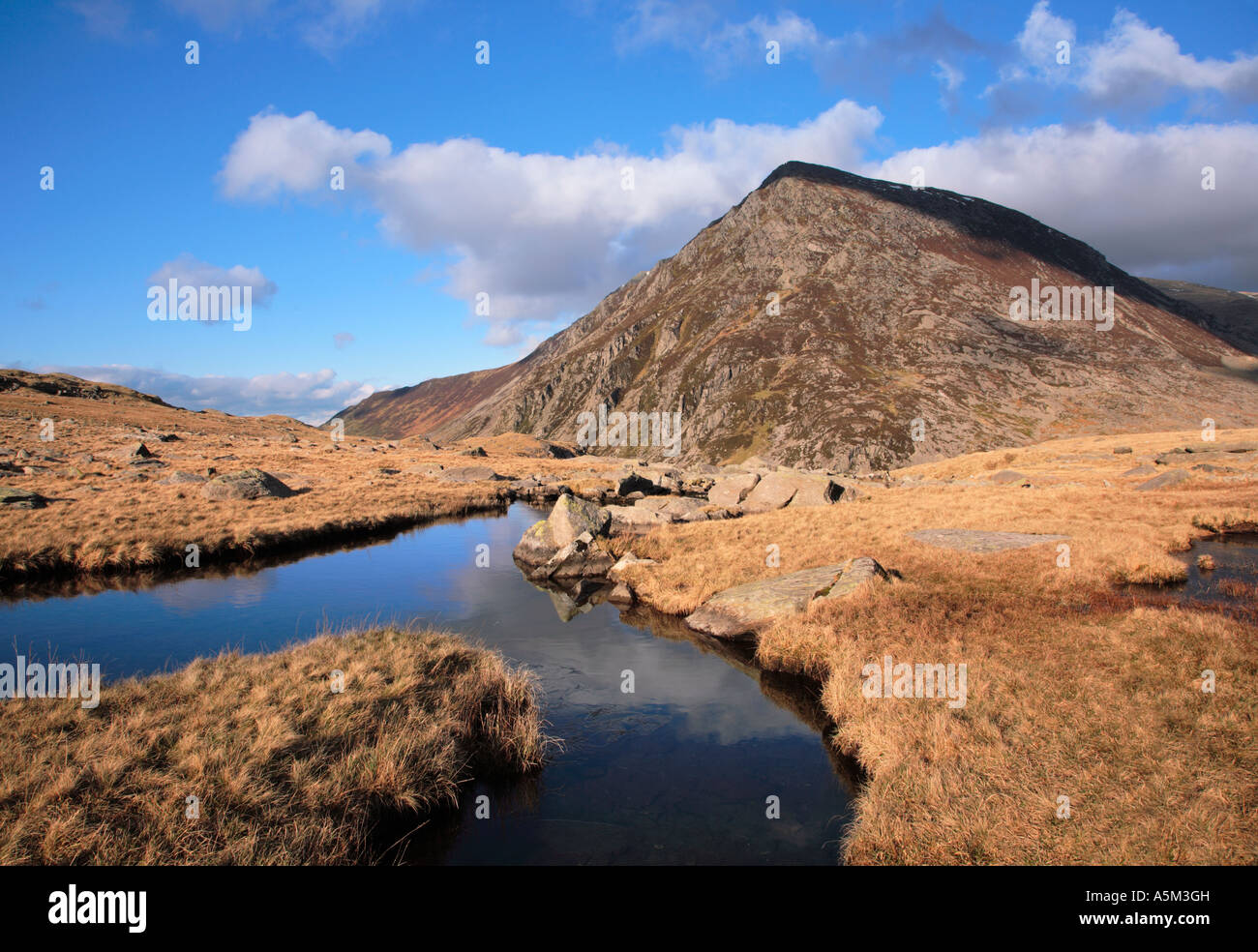 Pen An Wen Ole vu de l'eau de drainage de Llyn Idwal Parc National de Snowdonia Gwynedd au Pays de Galles Banque D'Images