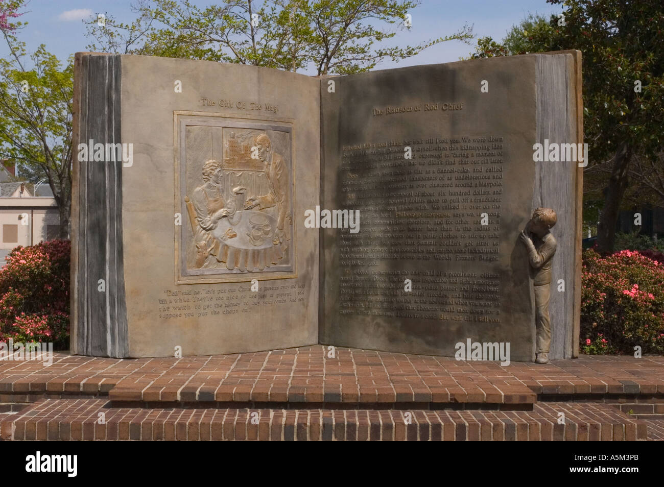 Une sculpture d'un livre géant avec une histoire à l'intérieur de mon écrivain William Sydney Porter dans un parc au centre-ville de Greensboro Banque D'Images