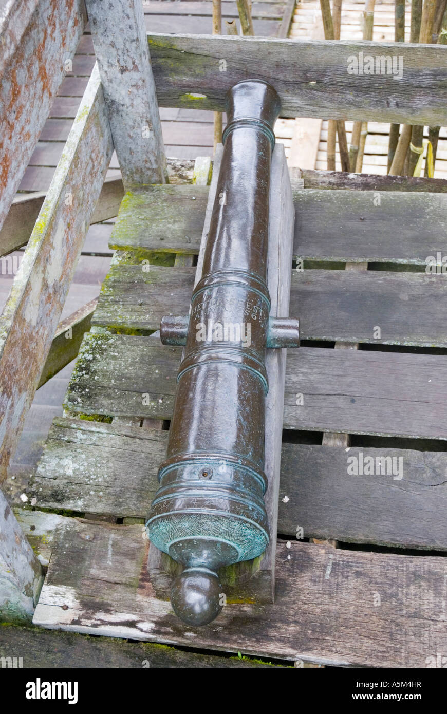Old Dutch canon en bronze à la maison longue Bidayuh à Annah Rais dans Sarawak malaisien Banque D'Images