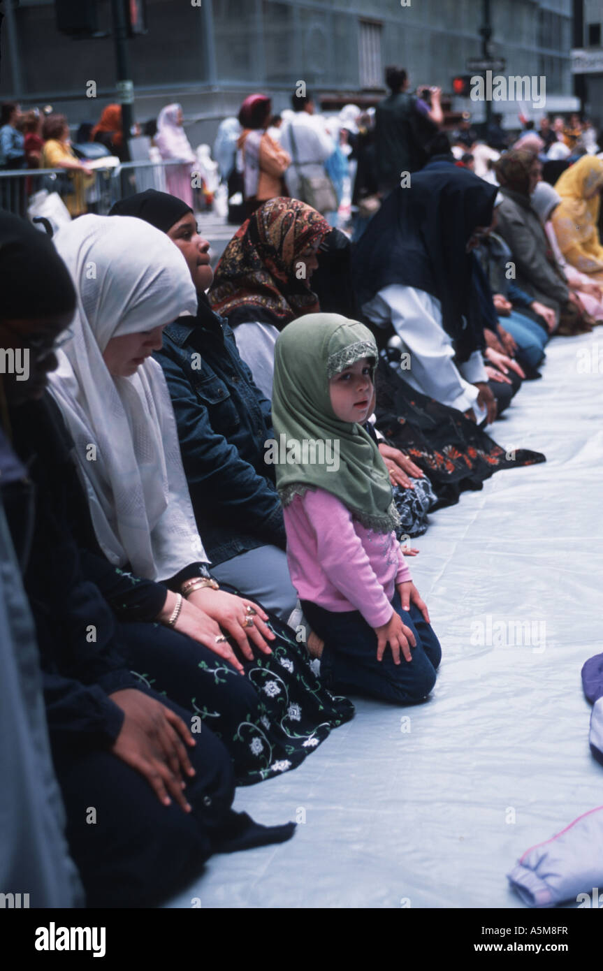 Les femmes musulmanes dans la prière sur Madison Avenue à New York à  l'assemblée annuelle de la fête musulmane Photo Stock - Alamy