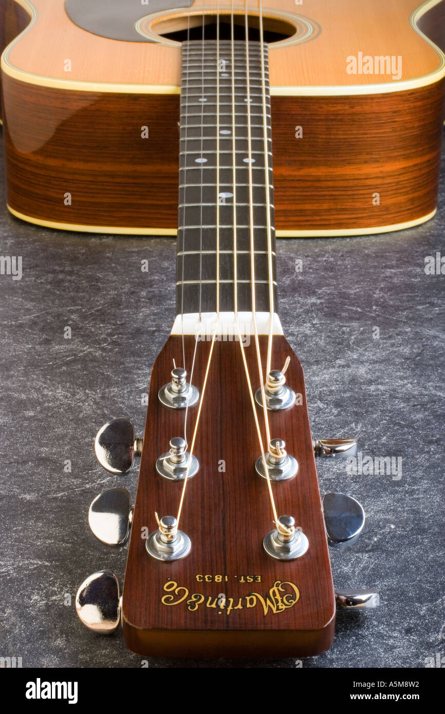 Gros plan d'une Martin D28 guitare acoustique tuners montrant la tête le  cou et le corps Photo Stock - Alamy