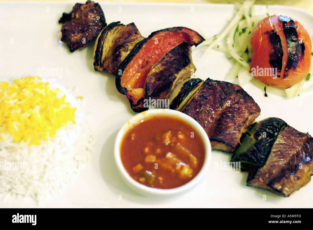 Détail, Paris France, restaurant iranien exotiques 'Cheminée Royale' 'Agneau ke hish Bob' avec plat de riz au curry, près de l'alimentation Banque D'Images