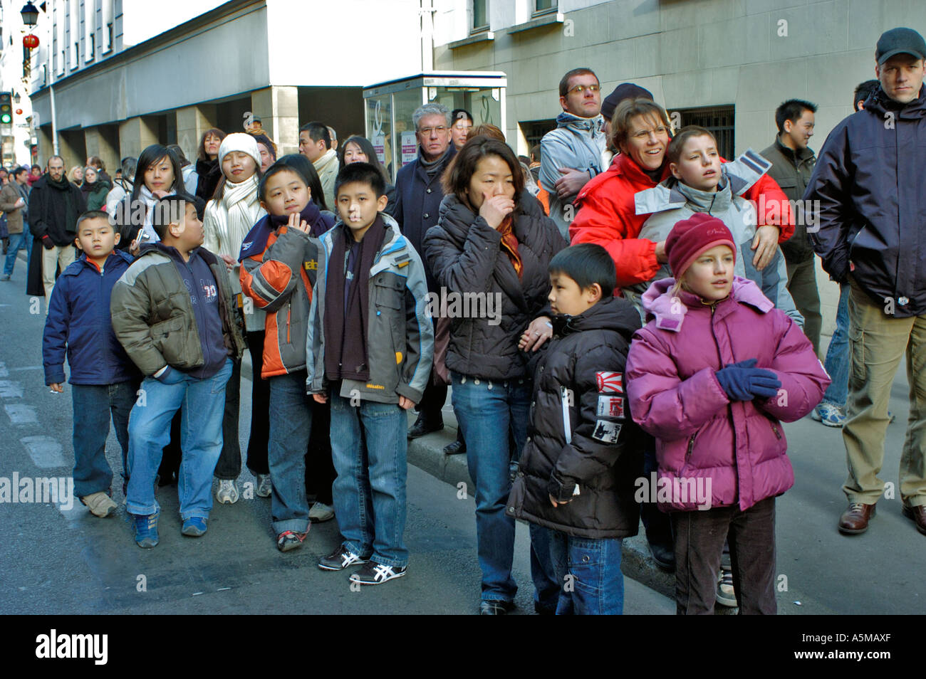 Paris France, diversité des lieux de foule avec des familles asiatiques avec des enfants, célébration du « nouvel an chinois » au Festival de rue, célébration de différentes cultures Banque D'Images