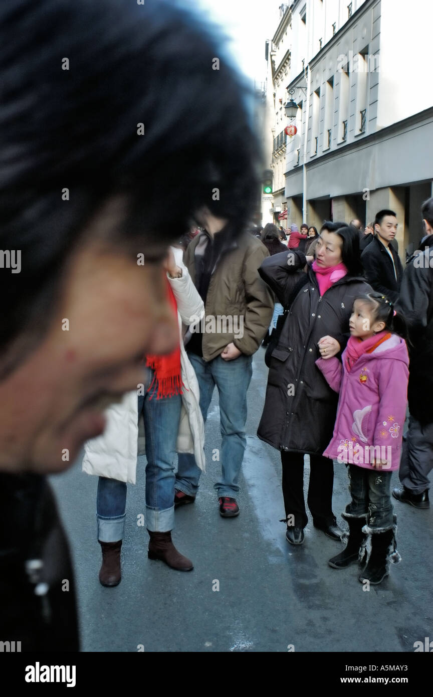 Paris France, petits groupes de personnes, 'famille chinoise-française' célébrant 'nouvel an chinois' sur 'Festival de rue' Femme en profil Banque D'Images
