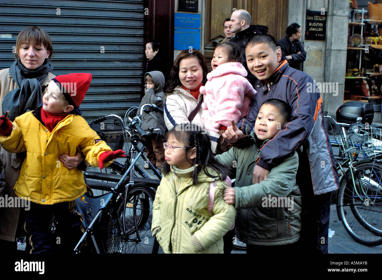 Paris France, familles asiatiques avec enfants célébrant le nouvel an chinois dans la rue, festival ethnique français chinois, danse du dragon Banque D'Images