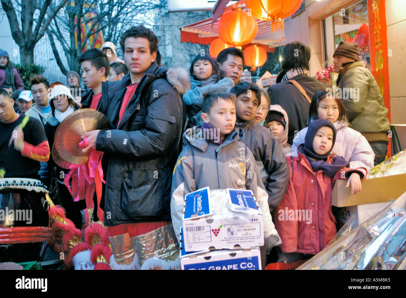 Paris France, les familles françaises avec enfants célèbrent le « nouvel an chinois » au Festival de la rue à Chinatown, foule, enfants (diversité) Banque D'Images
