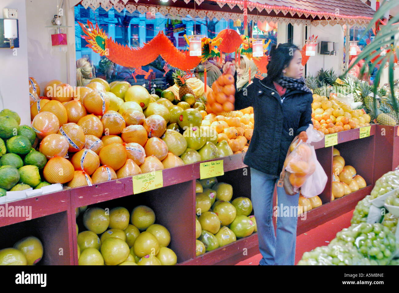 Paris France, supermarché chinois, dans Chinatown « The Big Store » Shopper féminin chinois à l'intérieur de fruits frais exotiques, épicerie, travail immigré, Banque D'Images