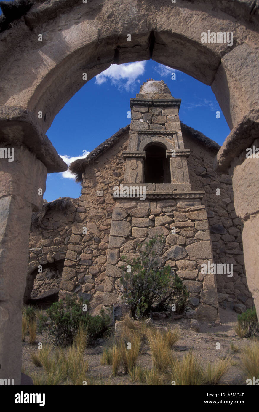 Ruines de l'église catholique a abandonné près de parc national de Sajama Sajama Altiplano Bolivie Banque D'Images
