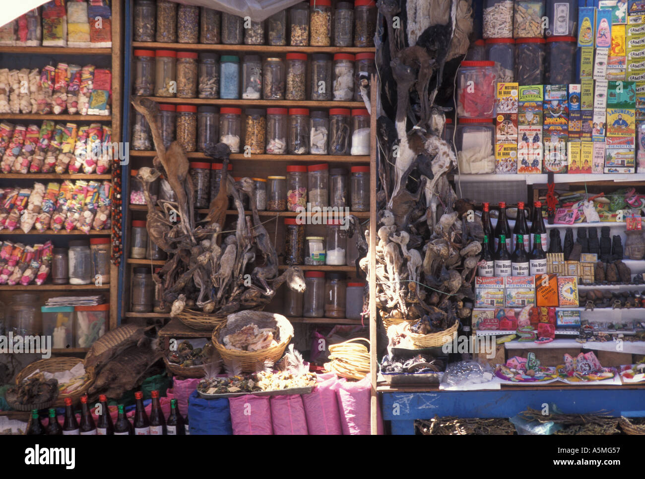 Des animaux et des oiseaux marché Liste d'embryons et de jus de remides Hetcheria calle Linares Mercado de La Paz Bolivie Banque D'Images