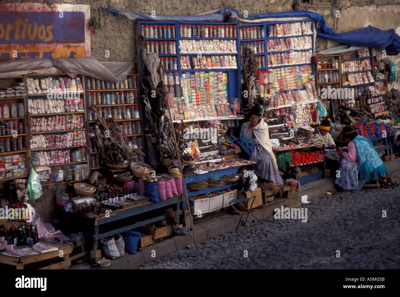 Marché Liste des embryons morts d'oiseaux et de recours et aanimals drins calle Linares Capaital Ville La Paz Bolivie Banque D'Images
