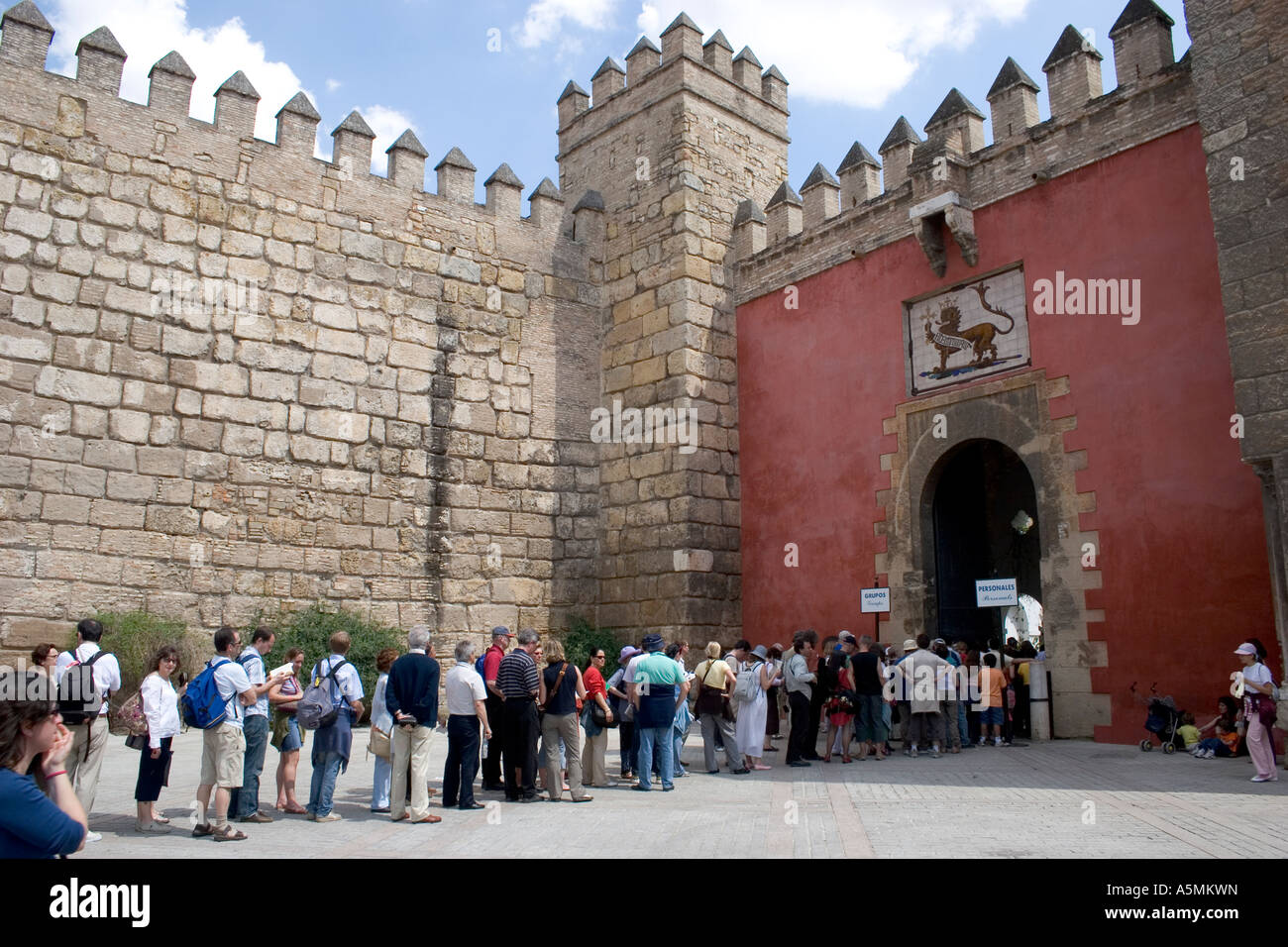 Les touristes font la queue pour l'Alcazar de Séville espagne Puerta del Leon Banque D'Images