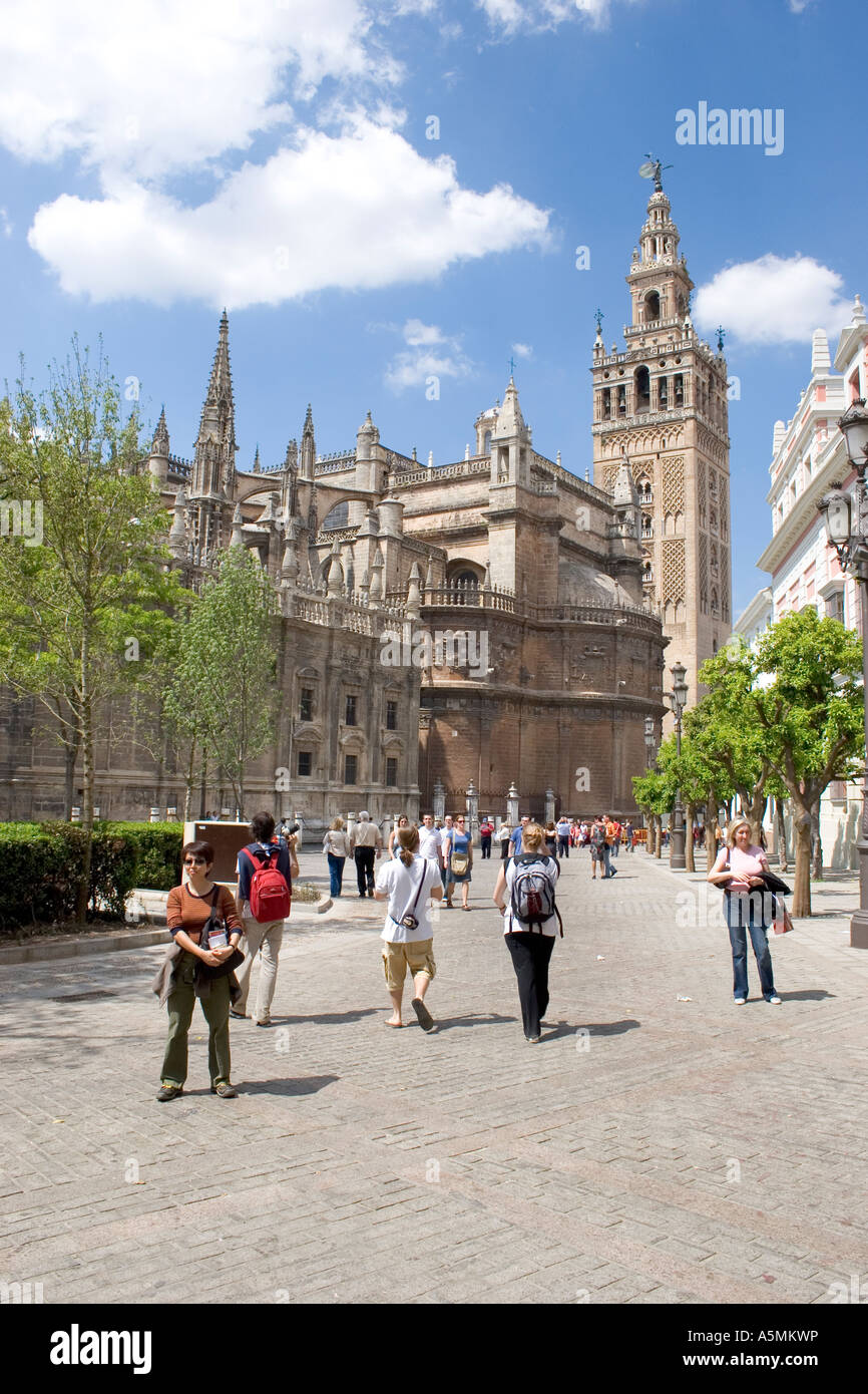 Les touristes autour de La Tour de Giralda Séville Cathedra Banque D'Images