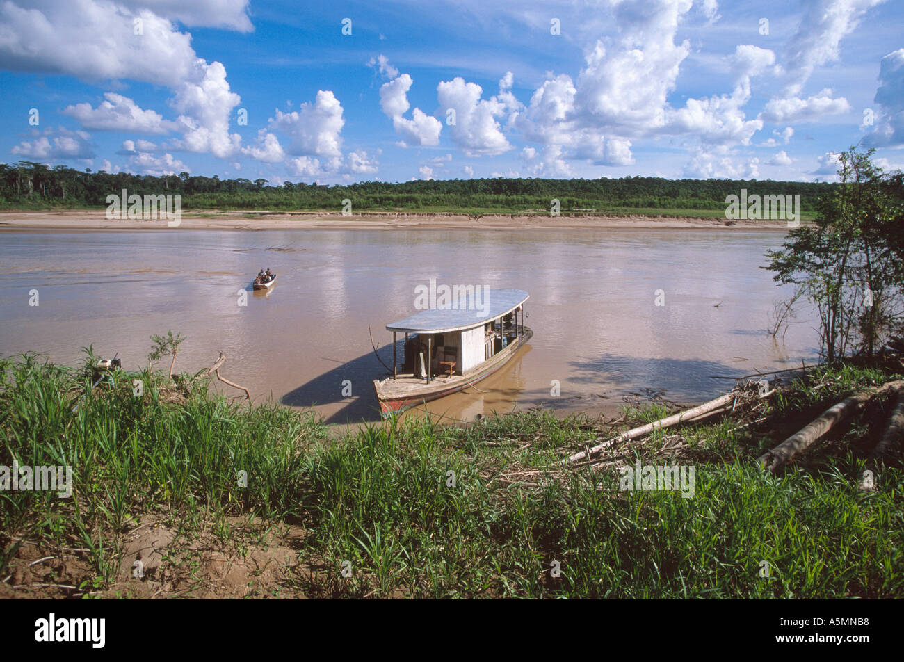 Vue sur petit bateau sur la rivière Purus dans une partie reculée de la forêt amazonienne Acre au Brésil Banque D'Images