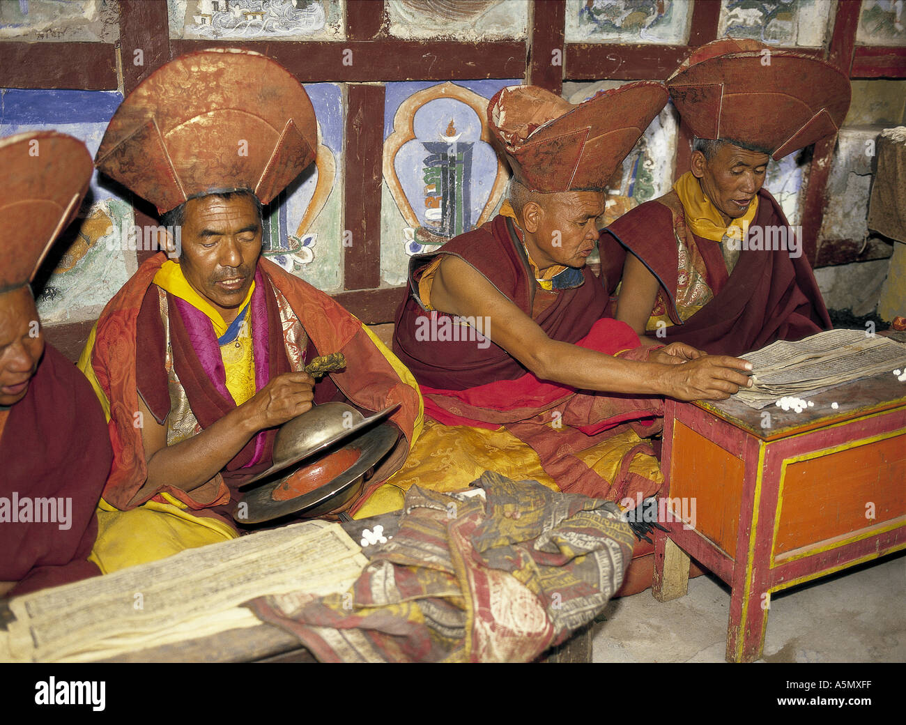 Le chant des moines en prières Hemis Gompa Ladakh Inde Banque D'Images