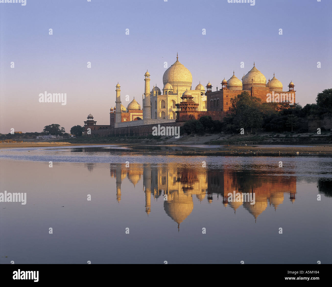 Coucher du soleil sur la Rivière Jamuna au Taj Mahal Agra Inde Banque D'Images