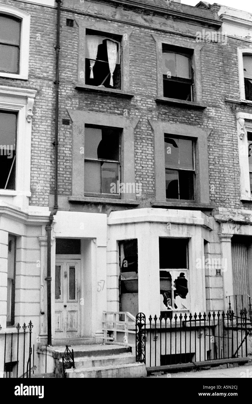 Maison délabrée dans Notting Hill Gate, Londres, 1975. Banque D'Images