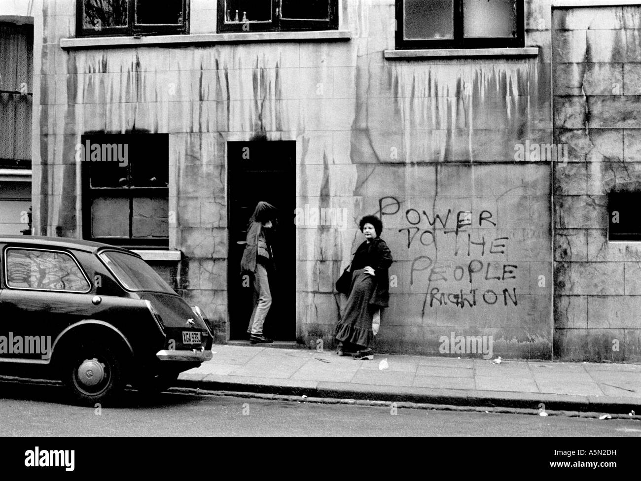 Les hippies dans Notting Hill Gate au début des années 70. Banque D'Images