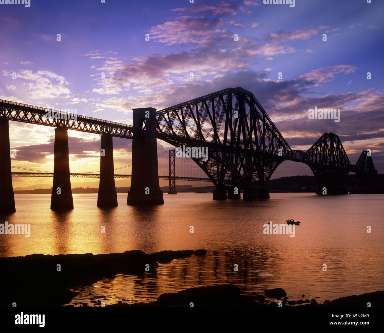 GB - Ecosse : Pont du Forth près d'Edimbourg au coucher du soleil Banque D'Images