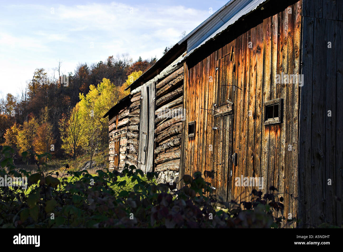 À l'épreuve du temps : trois granges du 18ème siècle construit à partir de deux registres et l'une des planches vieillies highy Banque D'Images