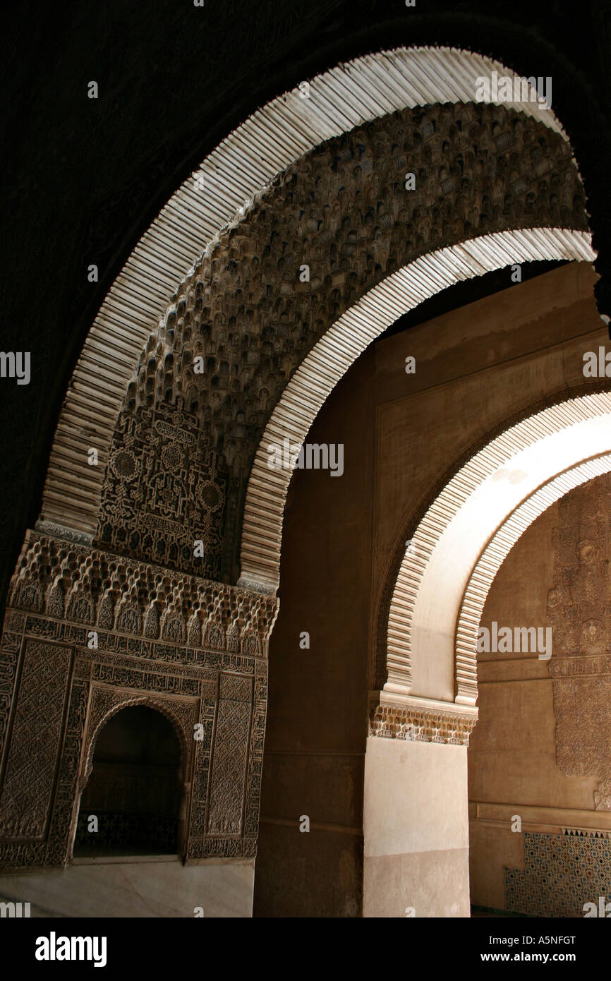 Arches de répéter : les courbes de plâtre sculpté les porches allumé à partir de ci-dessous définit un complexe chambre palace Banque D'Images