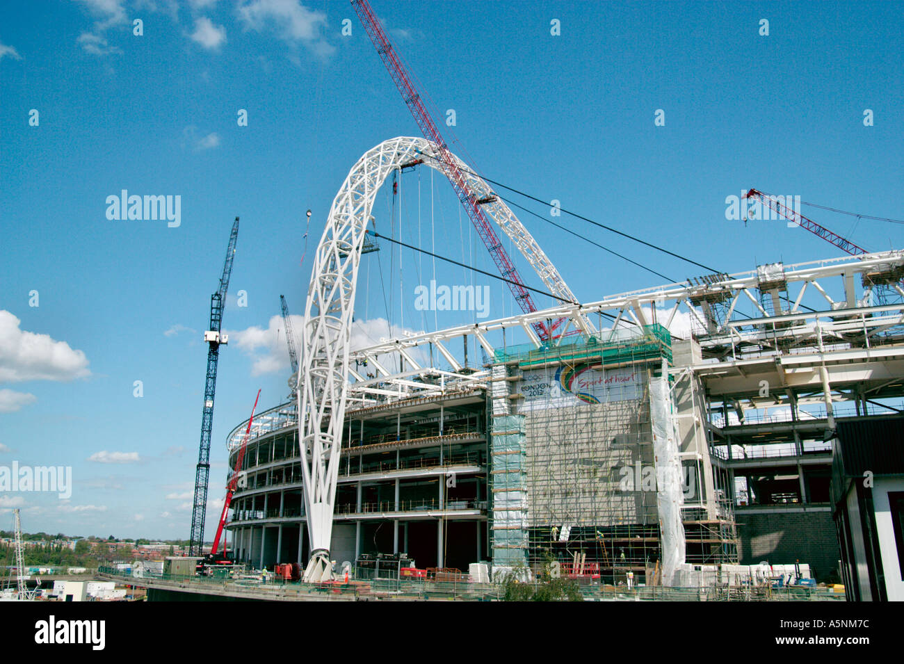 Le nouveau stade de Wembley et arch en construction à London UK Banque D'Images