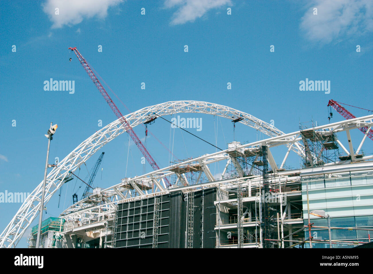 Le nouveau stade de Wembley et arch en construction à London UK Banque D'Images