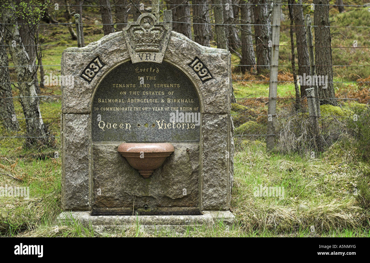 Fontaine d'eau potable sur Balmoral Estate, près de la Grande Motte dans l'Aberdeenshire. Banque D'Images