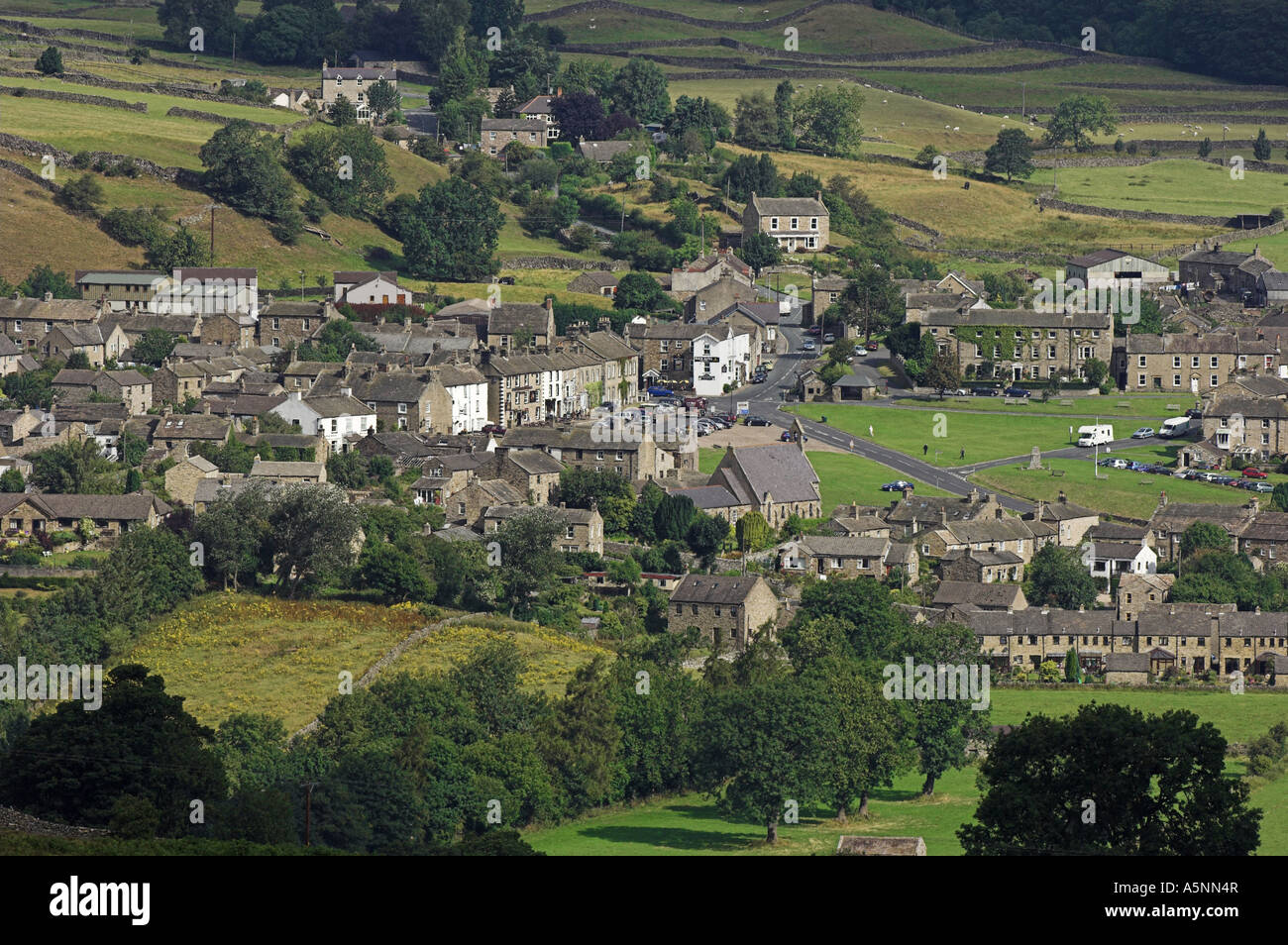 Le village de Reeth dans Swaledale, dans le Parc National des Yorkshire Dales. Banque D'Images