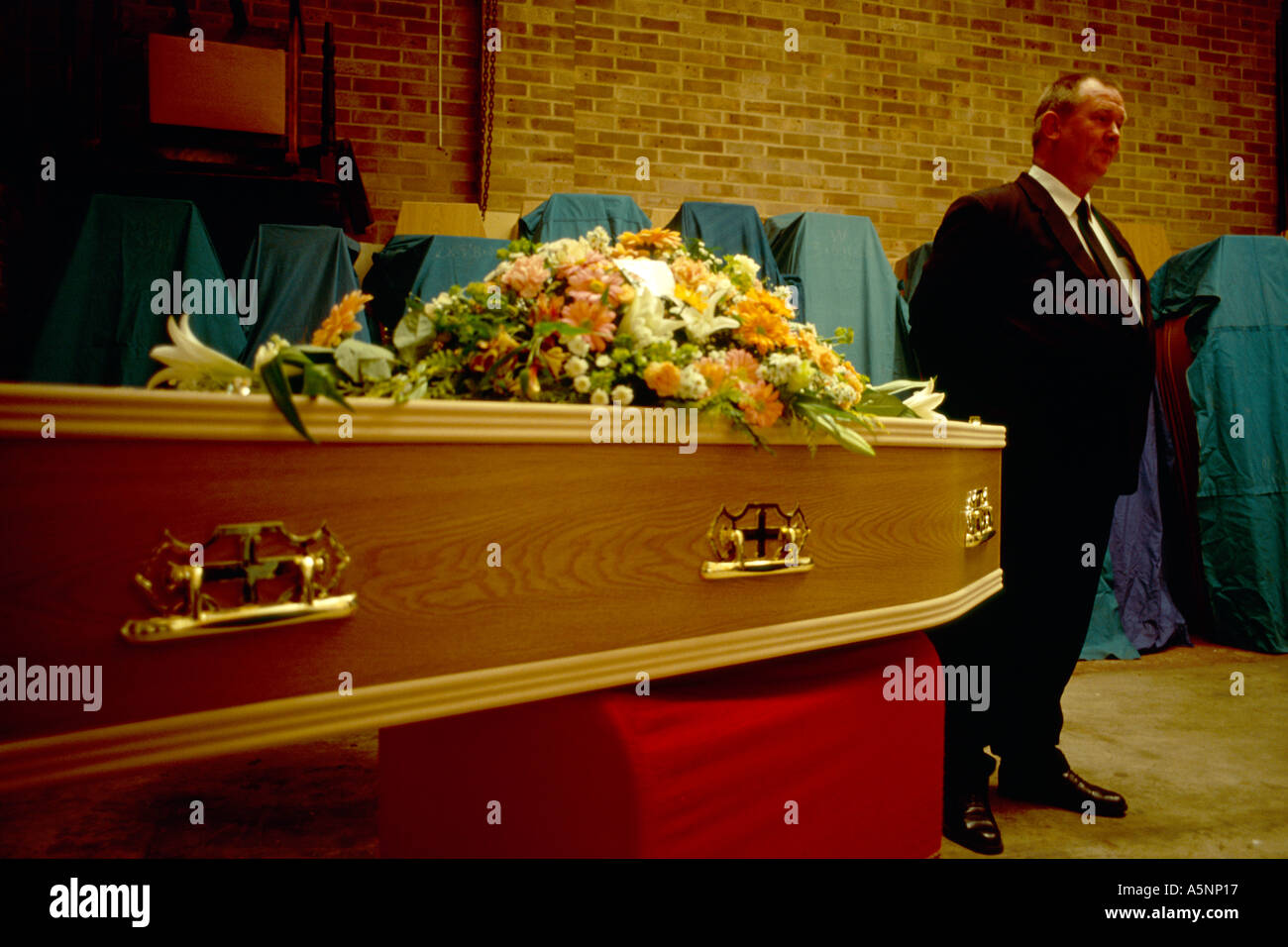 Un cercueil funéraire attend. Banque D'Images