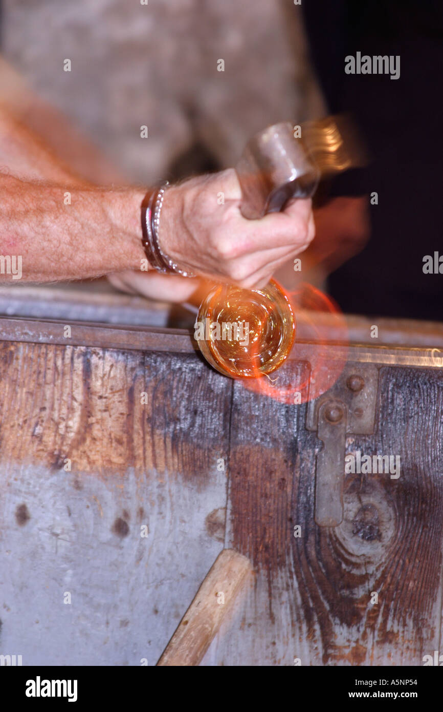 Un artisan qualifié démontre à Venise de soufflage de verre traditionnelle Banque D'Images