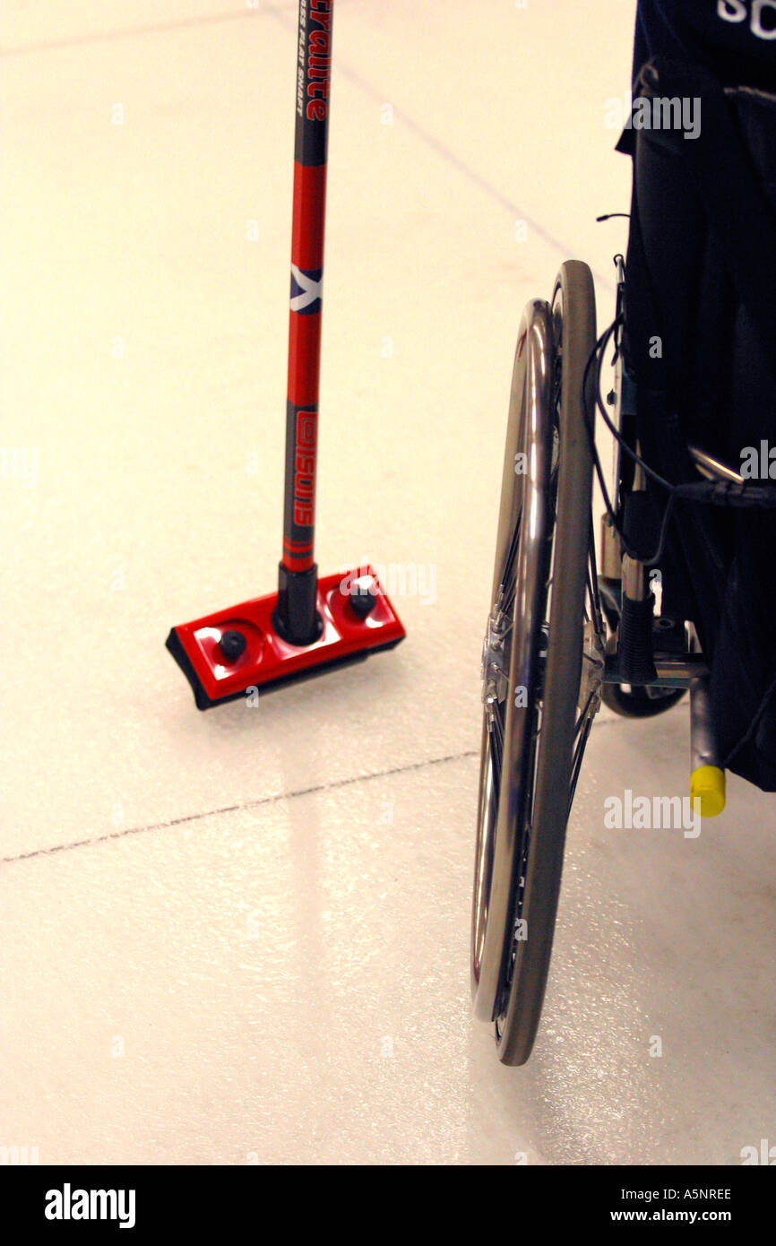 L'investiture avec balai en compétition de curling en fauteuil roulant Banque D'Images