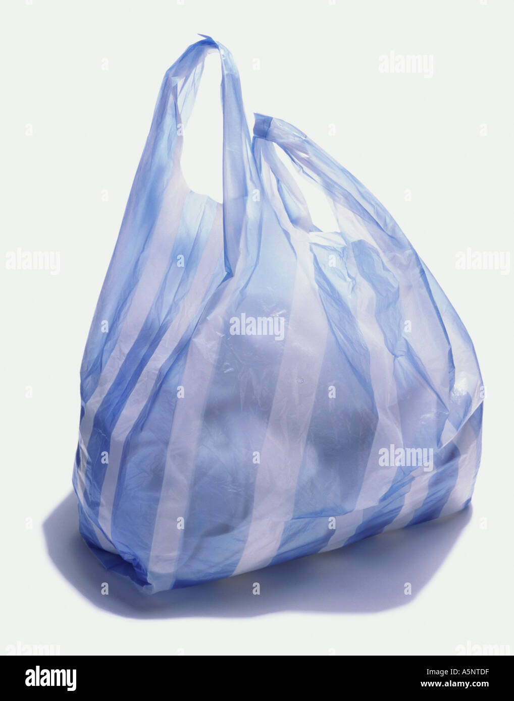 Rayé bleu et blanc un sac en plastique Banque D'Images