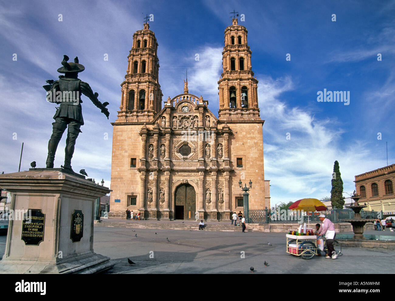 La Cathédrale, statue de Antonio Deza y Ulloa à Plaza de Armas à Chihuahua, Mexique Banque D'Images