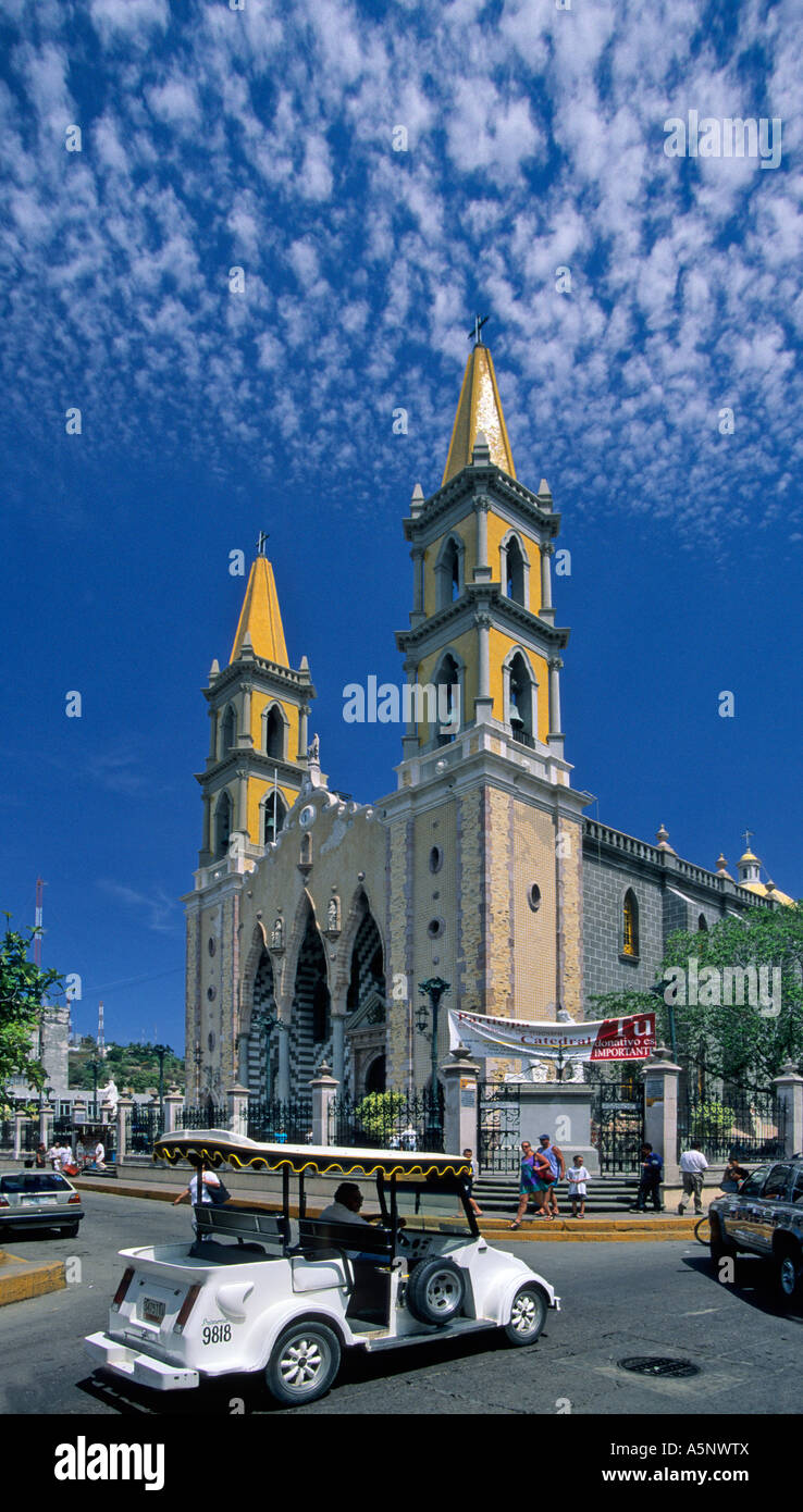 Cathédrale, open air taxi, à Plaza Principal, Mazatlan, Mexique Banque D'Images