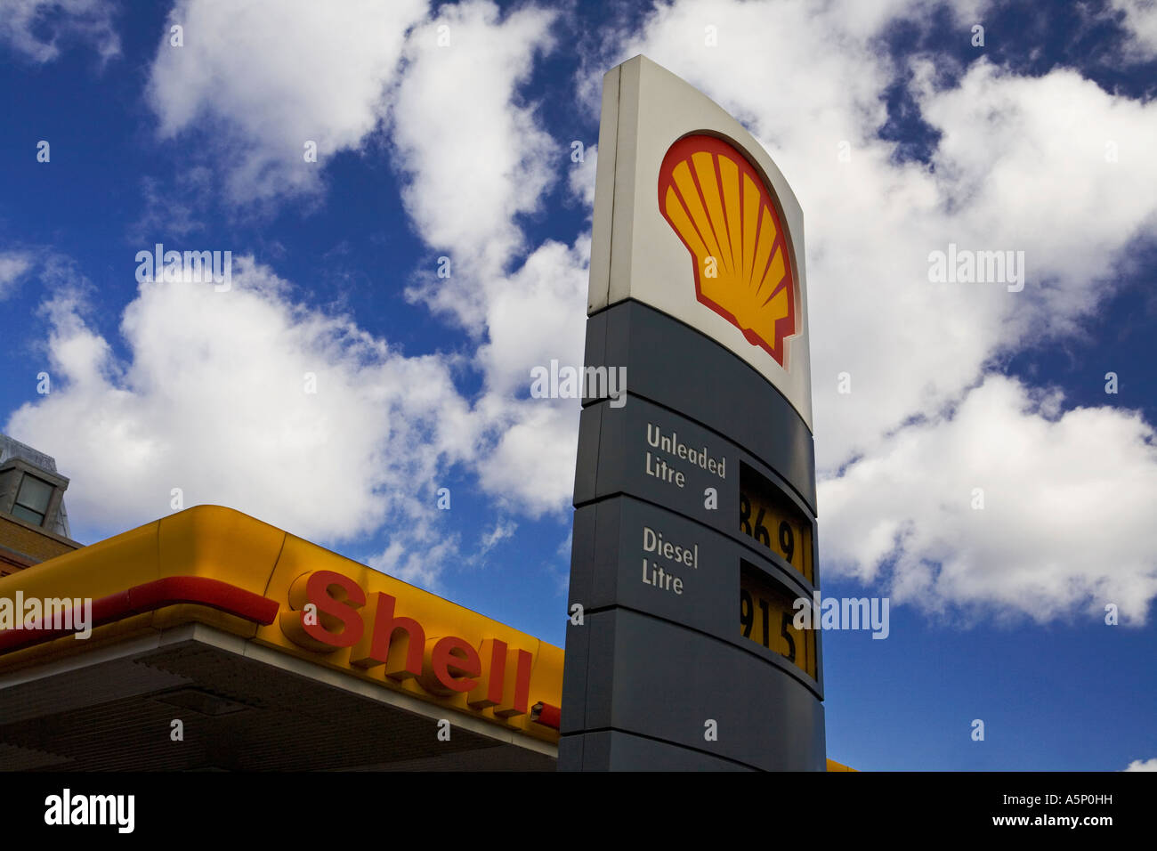 Prix de l'essence station service Shell Banque D'Images