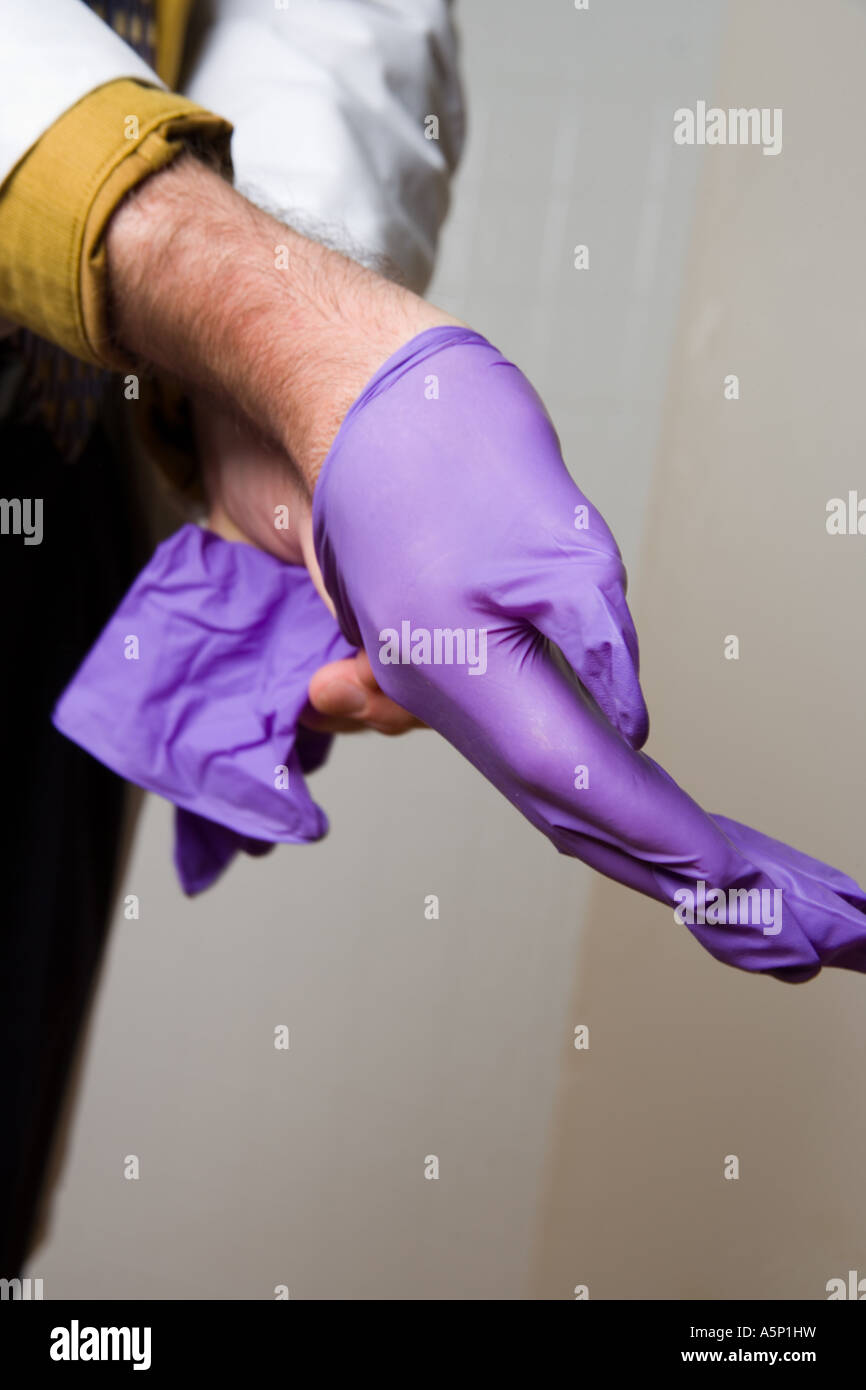 Doctor putting gants en latex. Banque D'Images