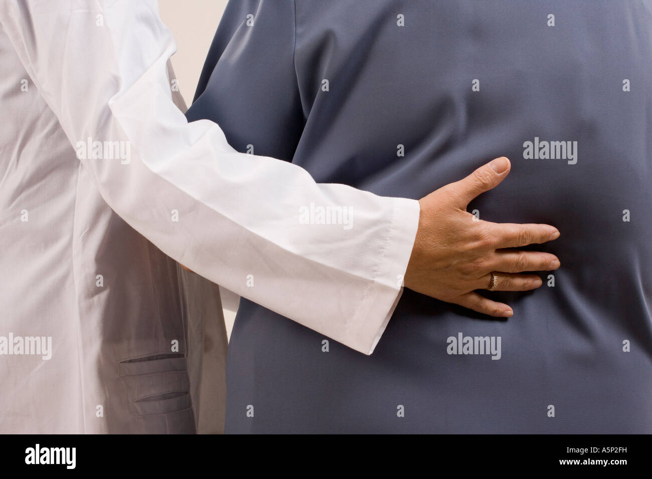 Travailleur de la santé tenir son bras autour de son patient. Banque D'Images