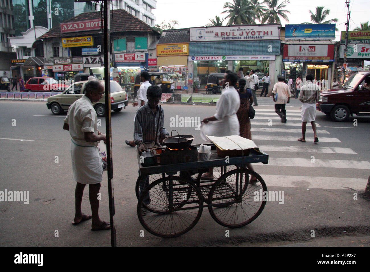 La rue Young vendeur vendeur d'arachides Noix sur le mahatma Gandhi Road, Trivandrum, Kerala, Inde Banque D'Images