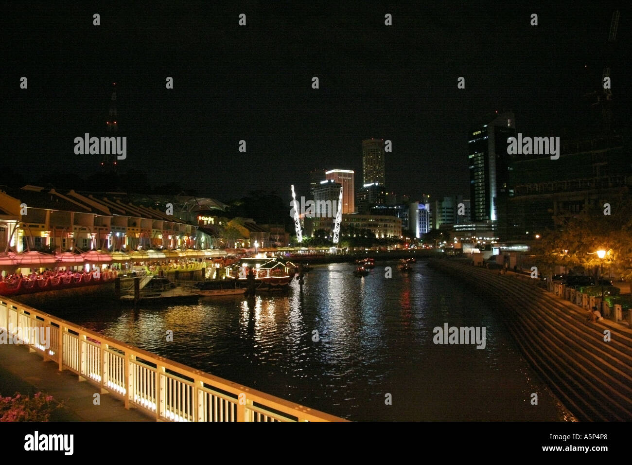 Singapour la nuit shot de Clarque Quay zone touristique avec le lanceur et la distance en sky scrapers Banque D'Images