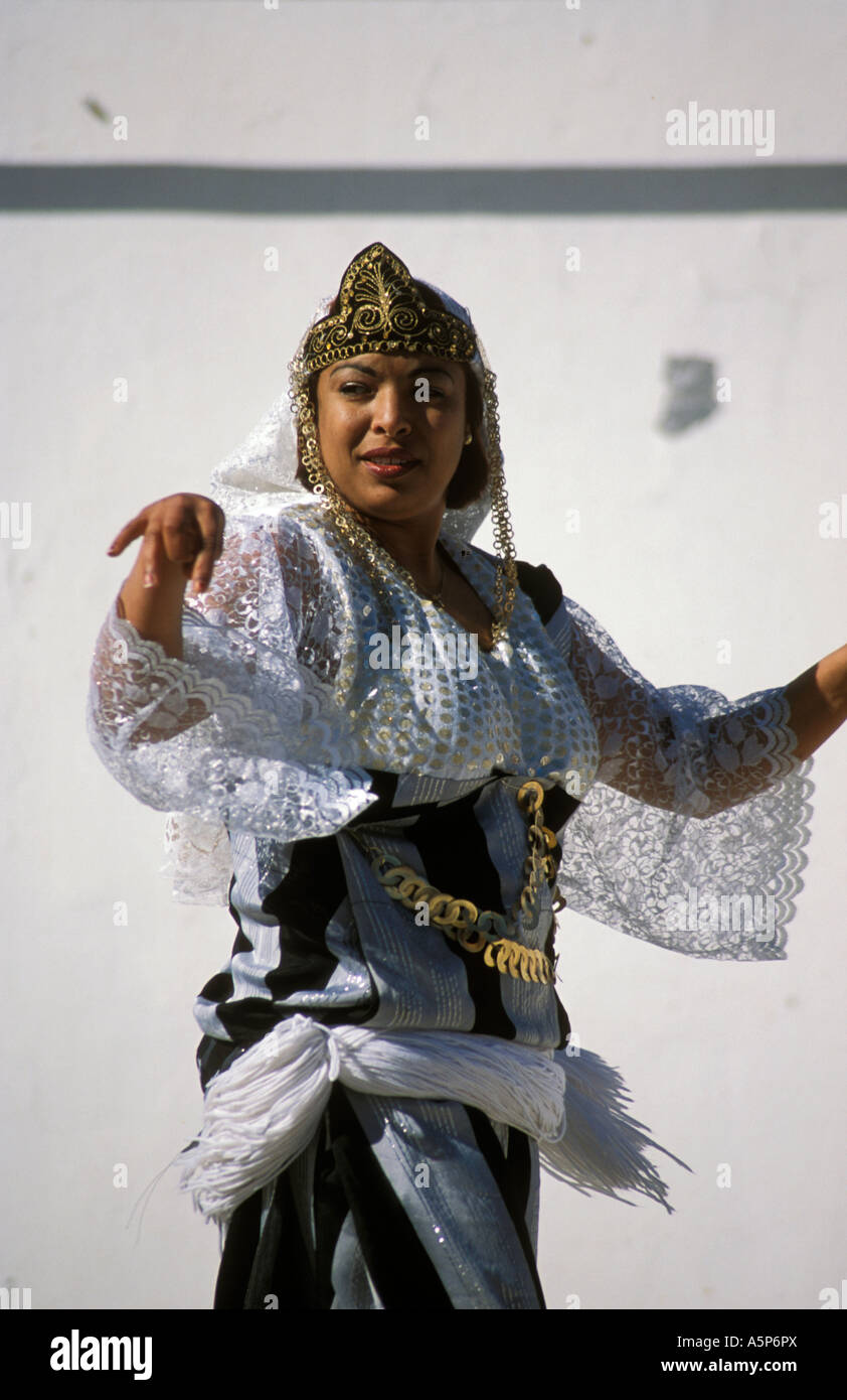 Danseur à un mariage traditionnel berbère Djerba Tunisie Banque D'Images