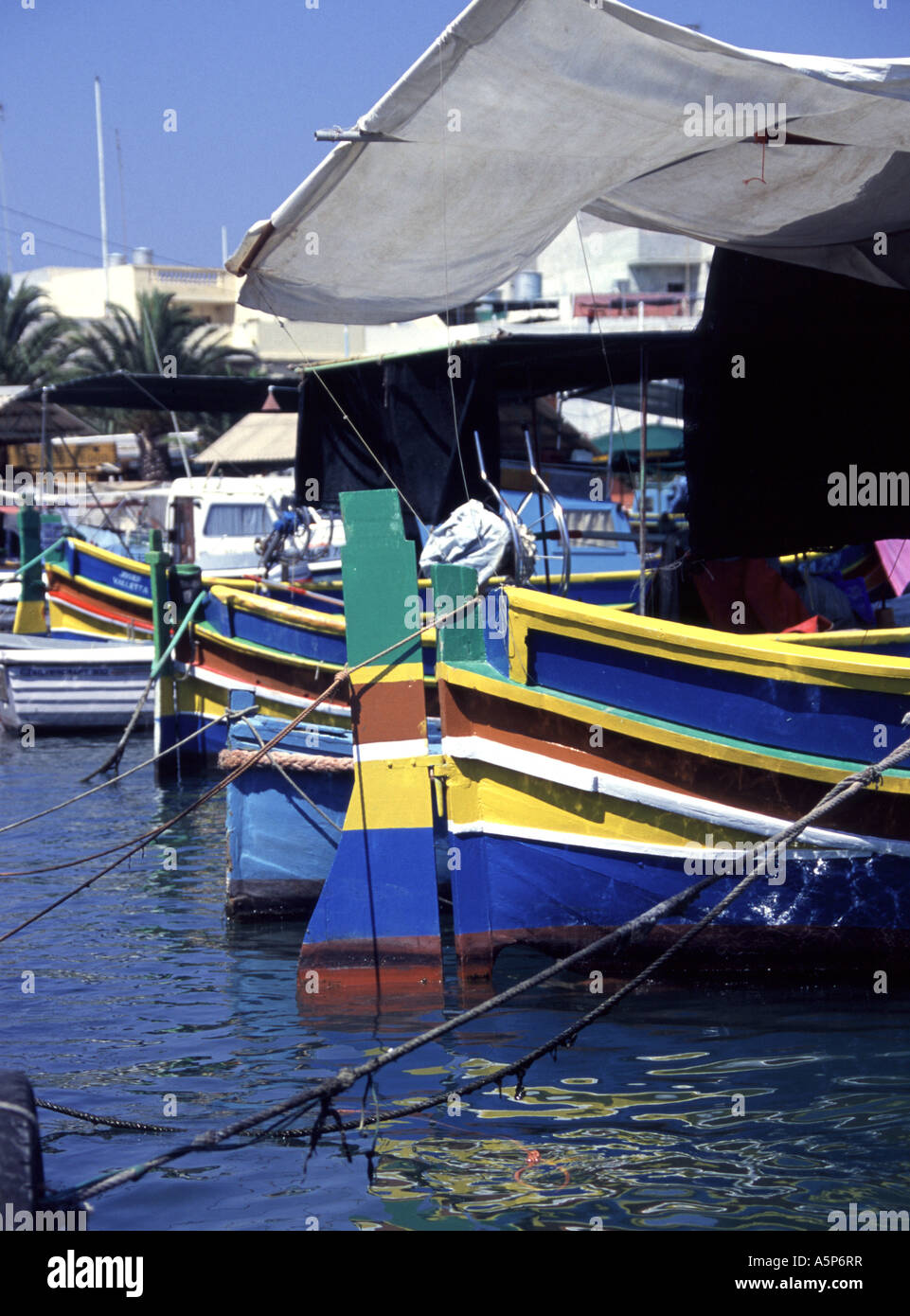 Bateaux dans le port de Marsaxlokk à Malte Banque D'Images