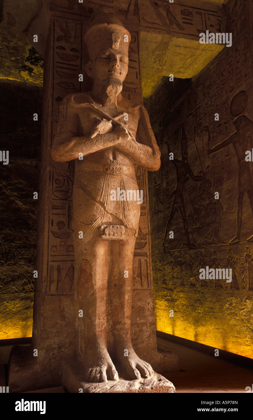 Abu Simbel, intérieur de la main le temple d'Osiris 8 piliers avec caractéristiques de Ramsès II sont 10m de hauteur, l'Égypte Banque D'Images