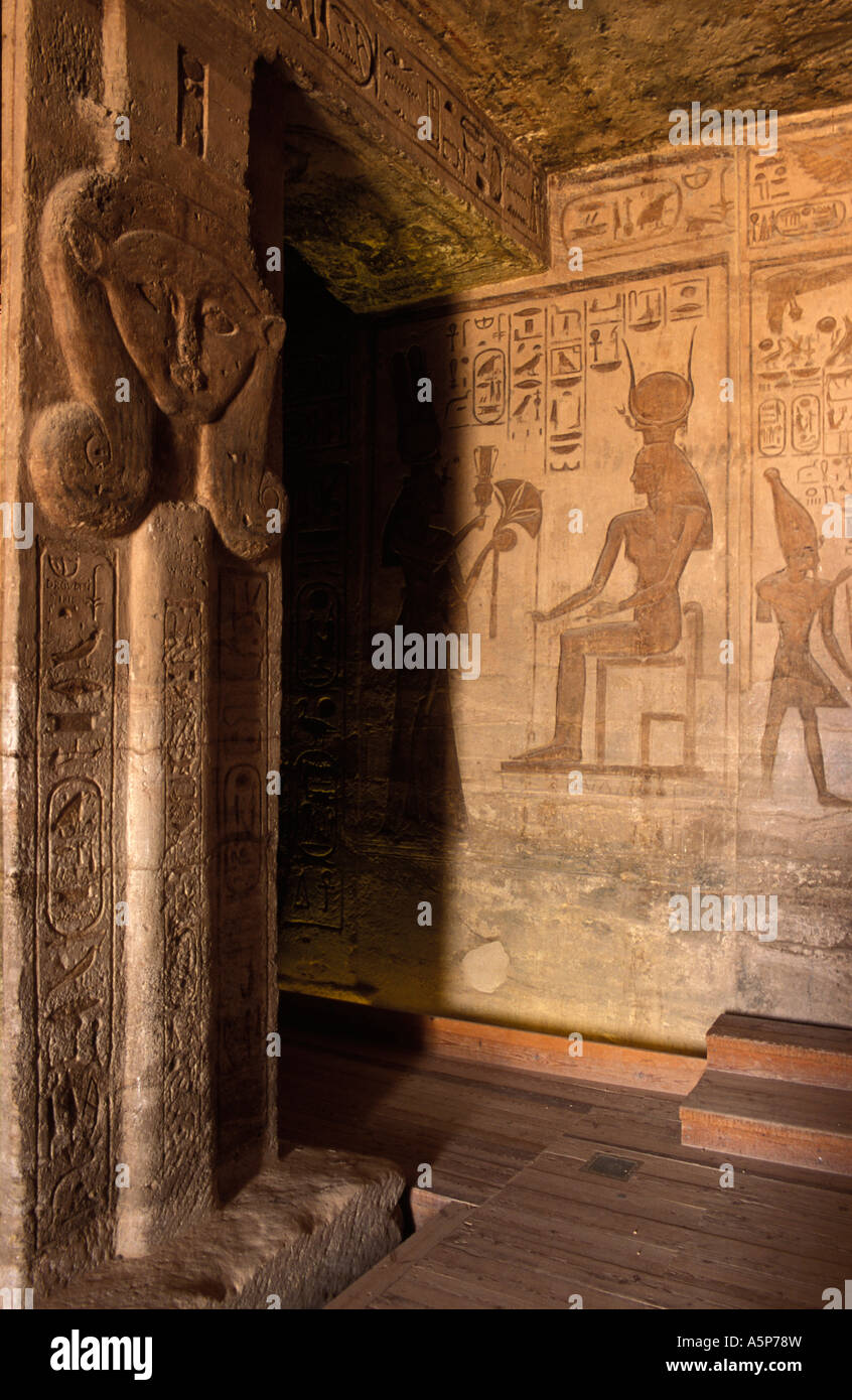 Abu Simbel, piliers dans la salle hypostyle dans le 2ème temple sont décorées de déesse Hathor, Egypte Banque D'Images