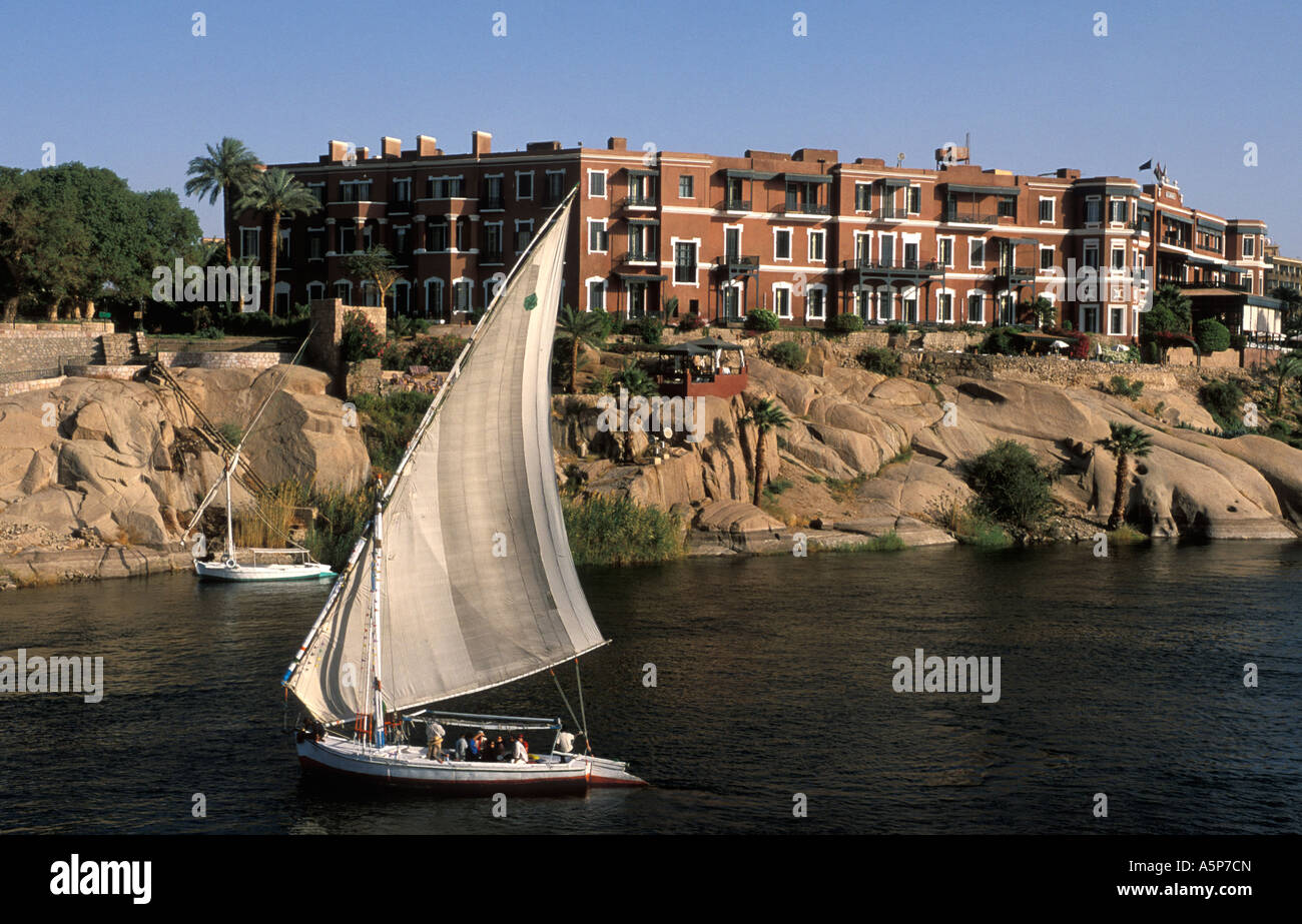 Le passé à felouque à Assouan à l'hôtel de la cataracte du Nil, Egypte Banque D'Images