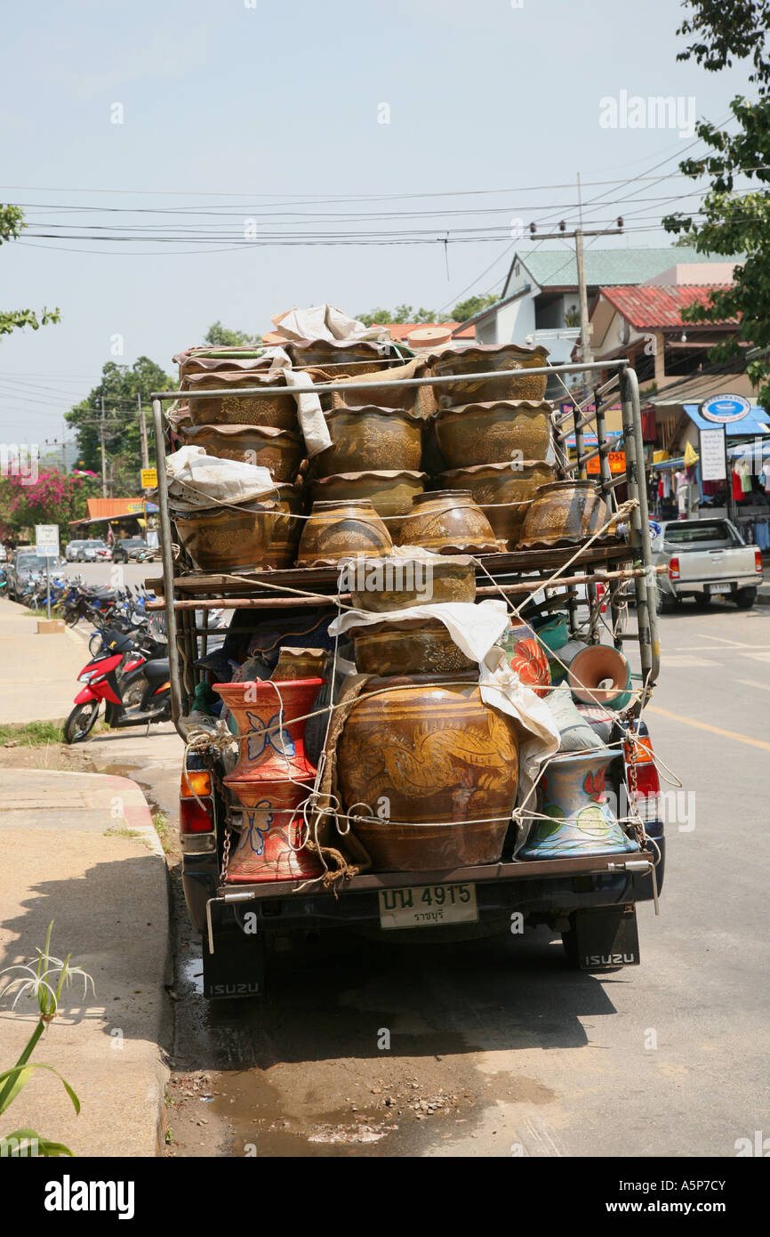 AAO nang petit camion de livraison Izuzi chargé de poterie peinte à la main, pots et vases à vendre Garden Center, province d'Ao Nang Krabi sud de la Thaïlande Banque D'Images