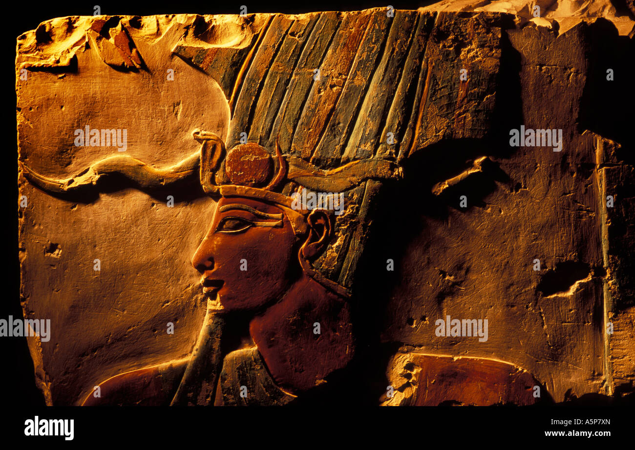 Avec Thoutmosis III la couronne atef wall painting, Musée de Louxor, Louxor, Egypte Banque D'Images
