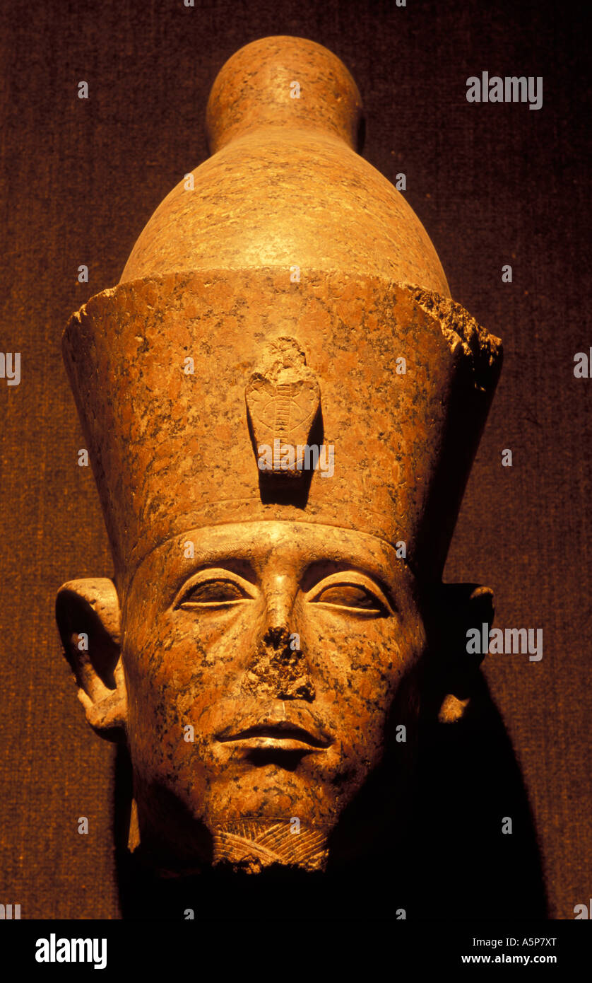 Chef de Sesostris III en granit rouge de Karnak, le Musée de Louxor, Louxor, Egypte Banque D'Images