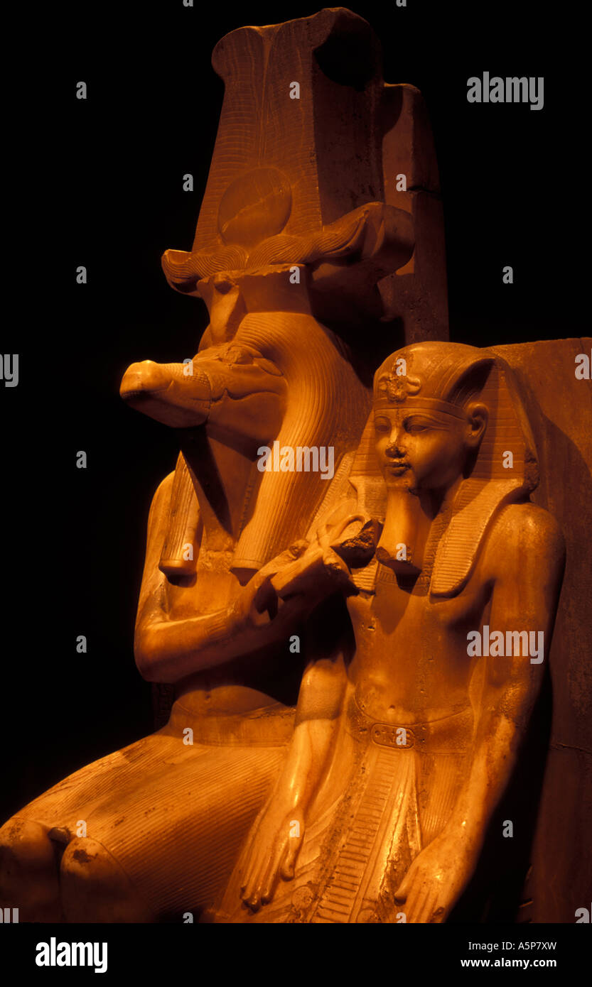 Statue de Amenthoteb III et dieu Sobek dans la calcite, Luxor, Luxor, Egypte, Musée Banque D'Images